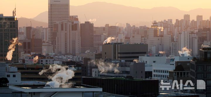 [서울=뉴시스] 추상철 기자 = 한파주의보가 내려진 26일 오후 서울 도심 빌딩에 수증기가 피어오르고 있다. 2025.12.26. scchoo@newsis.com