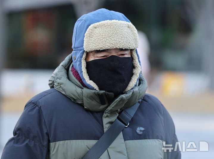 [서울=뉴시스] 배훈식 기자 = 서울 아침 최저기온 영하 12도 등 전국에 한파가 찾아온 26일 오전 서울 종로구 세종대로 사거리에서 두꺼운 옷차림의 시민들이 출근길 발걸음을 옮기고 있다. 2025.12.26. dahora83@newsis.com