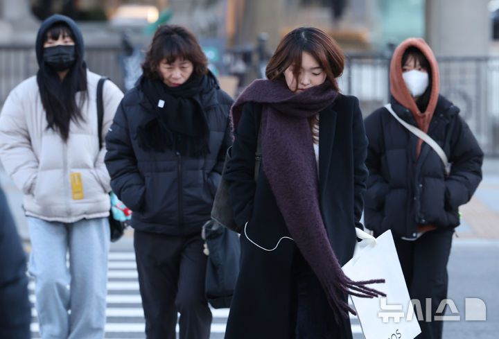 [서울=뉴시스] 배훈식 기자 = 서울 아침 최저기온 영하 12도 등 전국에 한파가 찾아온 26일 오전 서울 종로구 세종대로 사거리에서 두꺼운 옷차림의 시민들이 출근길 발걸음을 옮기고 있다. 2025.12.26. dahora83@newsis.com
