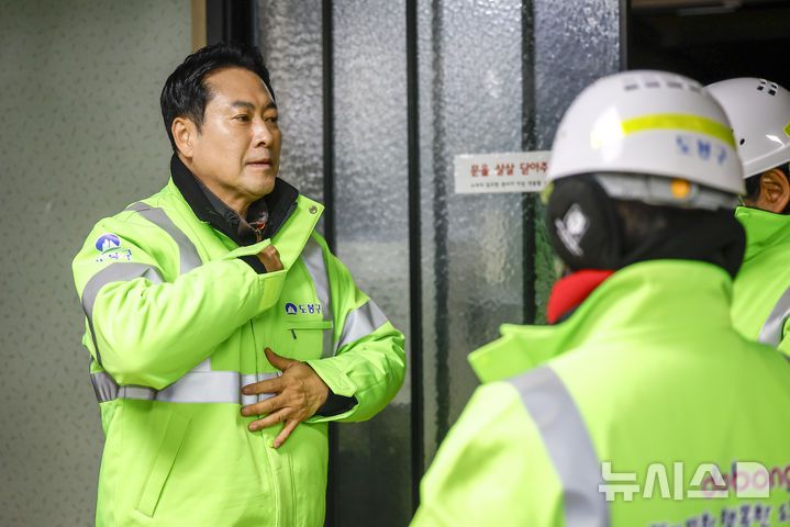 [서울=뉴시스] 정병혁 기자 = 장동혁 국민의힘 대표가 26일 서울 도봉구자원순환센터에서 국민의힘 약자와의동행위원회 봉사활동에 앞서 준비를 하고 있다. 2025.12.26. jhope@newsis.com