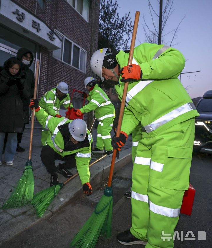 [서울=뉴시스] 정병혁 기자 = 장동혁 국민의힘 대표가 26일 서울 도봉구 도봉산길 인근에서 열린 국민의힘 약자와의동행위원회 봉사활동 일환으로 가로청소를 하고 있다. 2025.12.26. jhope@newsis.com