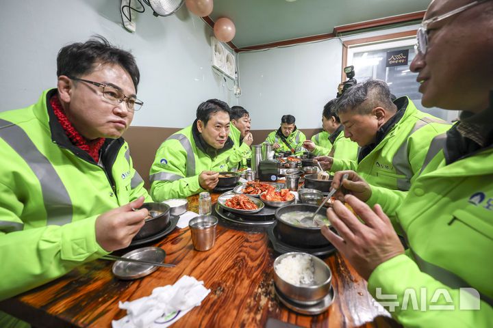 [서울=뉴시스] 정병혁 기자 = 장동혁 국민의힘 대표가 26일 서울 도봉구 도봉산길 인근에서 열린 국민의힘 약자와의동행위원회 봉사활동을 마친 뒤 도봉구자원순환센터 관계자들과 간담회를 갖고 있다. 2025.12.26. jhope@newsis.com