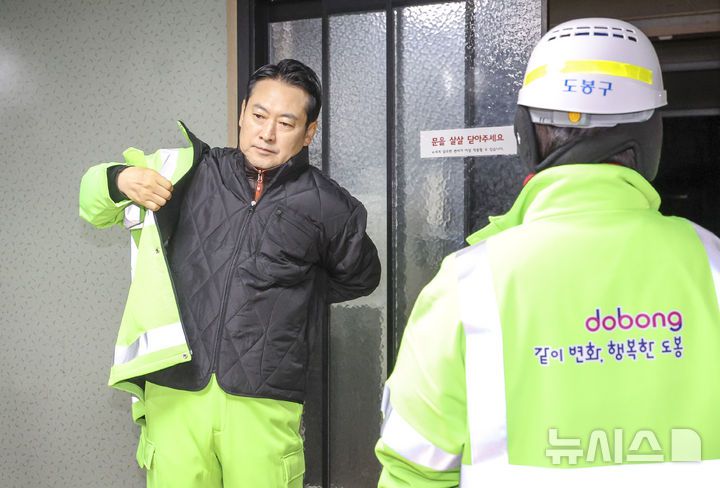 [서울=뉴시스] 정병혁 기자 = 장동혁 국민의힘 대표가 26일 서울 도봉구자원순환센터에서 국민의힘 약자와의동행위원회 봉사활동에 앞서 준비를 하고 있다. 2025.12.26. jhope@newsis.com