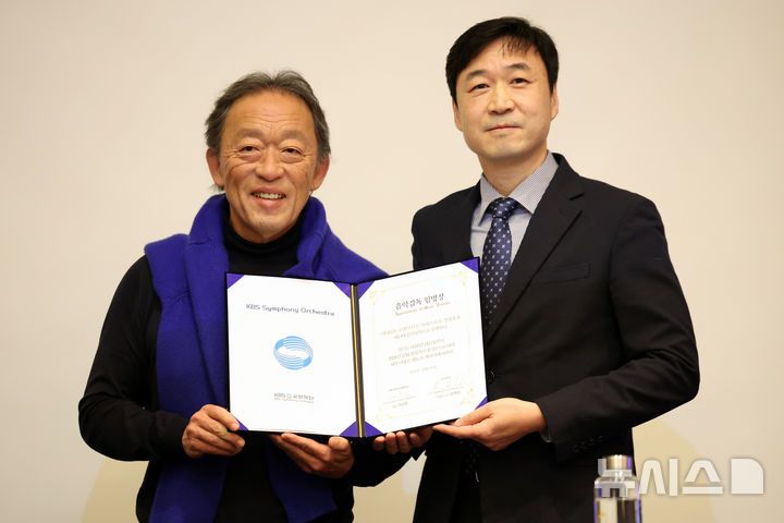 [서울=뉴시스] 박진희 기자 = 정명훈 KBS교향악단 음악감독과 이승환 KBS교향악단 사장이 26일 서울 영등포구 콘래드 서울에서 기자회견을 하고 있다. (재)KBS교향악단은 지휘자 정명훈을 제10대 음악감독으로 선임했다. 2025.12.26. pak7130@newsis.com