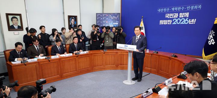 [서울=뉴시스] 김금보 기자 = 정청래 더불어민주당 대표가 26일 오전 서울 여의도 국회에서 기자회견을 하고 있다. 2025.12.26.kgb@newsis.com