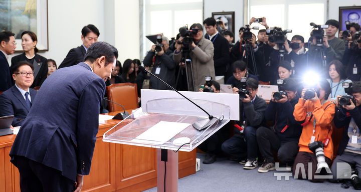 [서울=뉴시스] 김금보 기자 = 정청래 더불어민주당 대표가 26일 오전 서울 여의도 국회에서 기자회견에 앞서 인사하고 있다. 2025.12.26.kgb@newsis.com