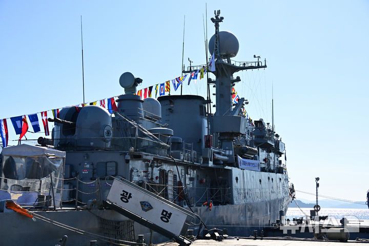 [진해=뉴시스] 차용현 기자 = 해군은 26일 오전 진해군항에서 초계함 광명함 전역식을 개최했다. 이날 광명함은 36년간 해양 수호 임무를 마치고 현역에서 물러났다. 2025.12.26. con@newsis.com