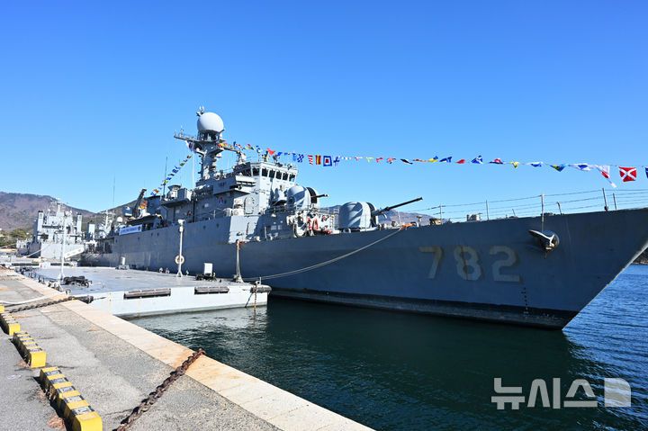 [진해=뉴시스] 차용현 기자 = 해군은 26일 오전 진해군항에서 초계함 광명함 전역식을 개최했다. 이날 광명함은 36년간 해양 수호 임무를 마치고 현역에서 물러났다. 2025.12.26. con@newsis.com