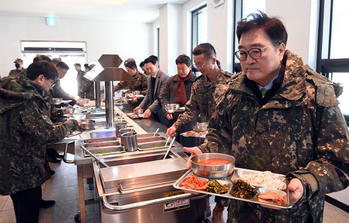 [서울=뉴시스] 국회사진기자단 = 우원식 국회의장이 26일 오전 경기 양평군 옥천면 제11기동사단 108기계화보병대대에서 식사를 하고 있다. 2025.12.26. photo@newsis.com *재판매 및 DB 금지