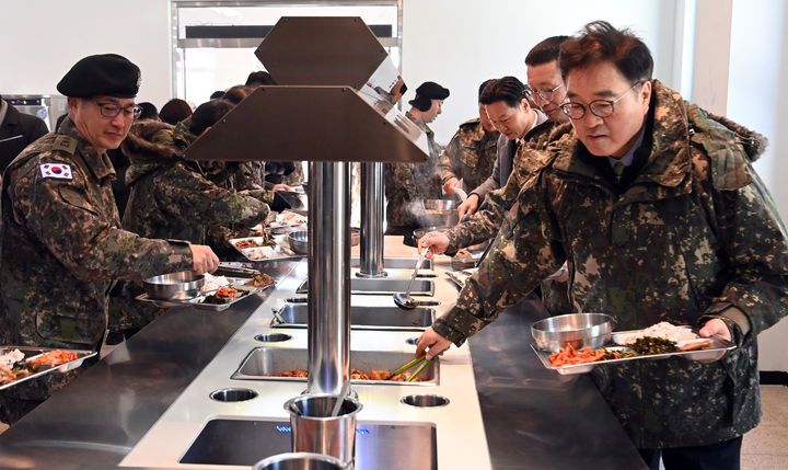 [서울=뉴시스] 국회사진기자단 = 우원식 국회의장이 26일 오전 경기 양평군 옥천면 제11기동사단 108기계화보병대대에서 식사를 하고 있다. 2025.12.26. photo@newsis.com *재판매 및 DB 금지