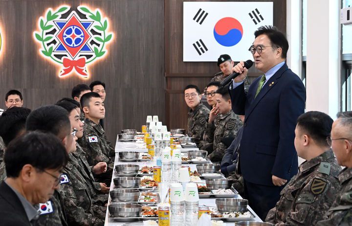 [서울=뉴시스] 국회사진기자단 = 우원식 국회의장이 26일 오전 경기 양평군 옥천면 제11기동사단 108기계화보병대대에서 인사말을 하고 있다. 2025.12.26. photo@newsis.com *재판매 및 DB 금지