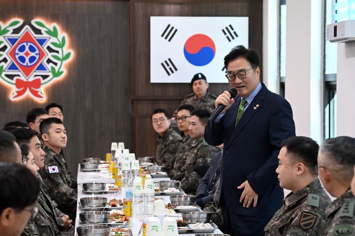 [서울=뉴시스] 국회사진기자단 = 우원식 국회의장이 26일 오전 경기 양평군 옥천면 제11기동사단 108기계화보병대대에서 인사말을 하고 있다. 2025.12.26. photo@newsis.com *재판매 및 DB 금지