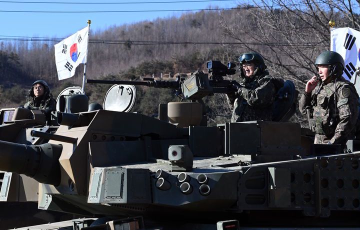 [서울=뉴시스] 국회사진기자단 = 우원식 국회의장이 26일 오전 경기 양평군 옥천면 제11기동사단 108기계화보병대대에서 K2 전차에 탑승해 있다. 2025.12.26. photo@newsis.com *재판매 및 DB 금지