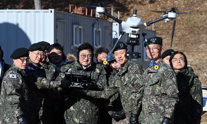 [서울=뉴시스] 국회사진기자단 = 우원식 국회의장이 26일 오전 경기 양평군 옥천면 제11기동사단 108기계화보병대대에서 드론을 시연해 보고 있다. 2025.12.26. photo@newsis.com *재판매 및 DB 금지