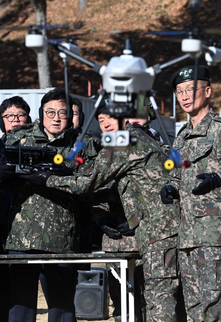 [서울=뉴시스] 국회사진기자단 = 우원식 국회의장이 26일 오전 경기 양평군 옥천면 제11기동사단 108기계화보병대대에서 드론을 시연해 보고 있다. 2025.12.26. photo@newsis.com *재판매 및 DB 금지