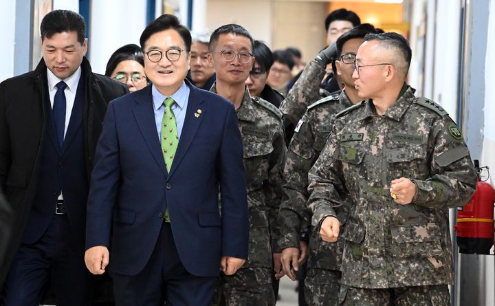 [서울=뉴시스] 국회사진기자단 = 우원식 국회의장이 26일 오전 경기 양평군 옥천면 제11기동사단 108기계화보병대대에서 시설을 살펴보고 있다. 2025.12.26. photo@newsis.com *재판매 및 DB 금지