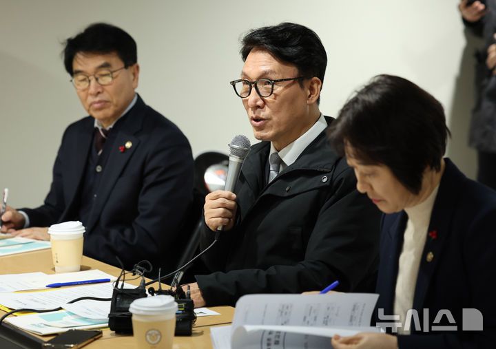 [서울=뉴시스] 배훈식 기자 = 겨울철 취약계층 현장방문에 나선 김민석 국무총리가 26일 오후 서울 종로구 창신동쪽방상담소에서 열린 현장 간담회에서 발언하고 있다. 2025.12.26. dahora83@newsis.com