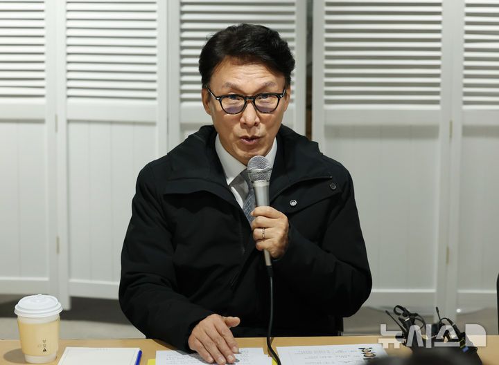 [서울=뉴시스] 배훈식 기자 = 겨울철 취약계층 현장방문에 나선 김민석 국무총리가 26일 오후 서울 종로구 창신동쪽방상담소에서 열린 현장 간담회에서 발언하고 있다. 2025.12.26. dahora83@newsis.com