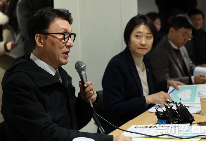 [서울=뉴시스] 배훈식 기자 = 겨울철 취약계층 현장방문에 나선 김민석 국무총리가 26일 오후 서울 종로구 창신동쪽방상담소에서 열린 현장 간담회에서 발언하고 있다. 2025.12.26. dahora83@newsis.com