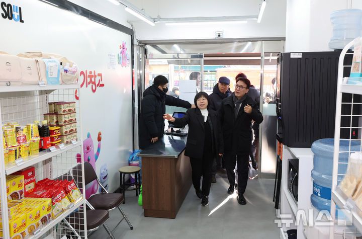 [서울=뉴시스] 배훈식 기자 = 겨울철 취약계층 현장방문에 나선 김민석 국무총리가 26일 오후 서울 종로구 창신동 동행스토어 온기창고를 둘러보고 있다. 2025.12.26. dahora83@newsis.com