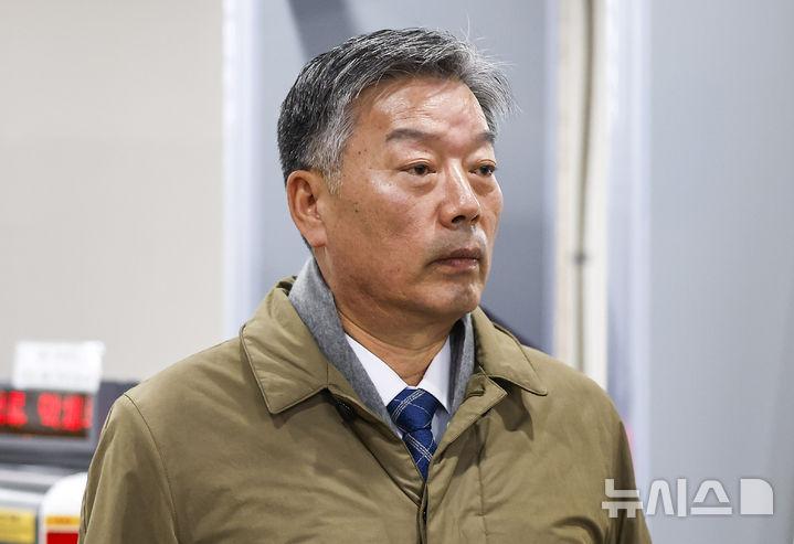 [서울=뉴시스] 정병혁 기자 = '서해 공무원 피격 사건' 은폐 시도 및 '월북몰이' 혐의로 재판에 넘겨진 김홍희 전 해양경찰청장이 선고기일을 마친 뒤 법원을 나서고 있다. 이날 서울중앙지법 형사합의25부(부장판사 지귀연)는 26일 서훈 전 청와대 안보실장, 박지원 전 국가정보원장, 서욱 전 국방부 장관, 김홍희 전 해양경찰청장, 노은채 전 국정원장 비서실장에게 무죄를 선고했다.2025.12.26. jhope@newsis.com