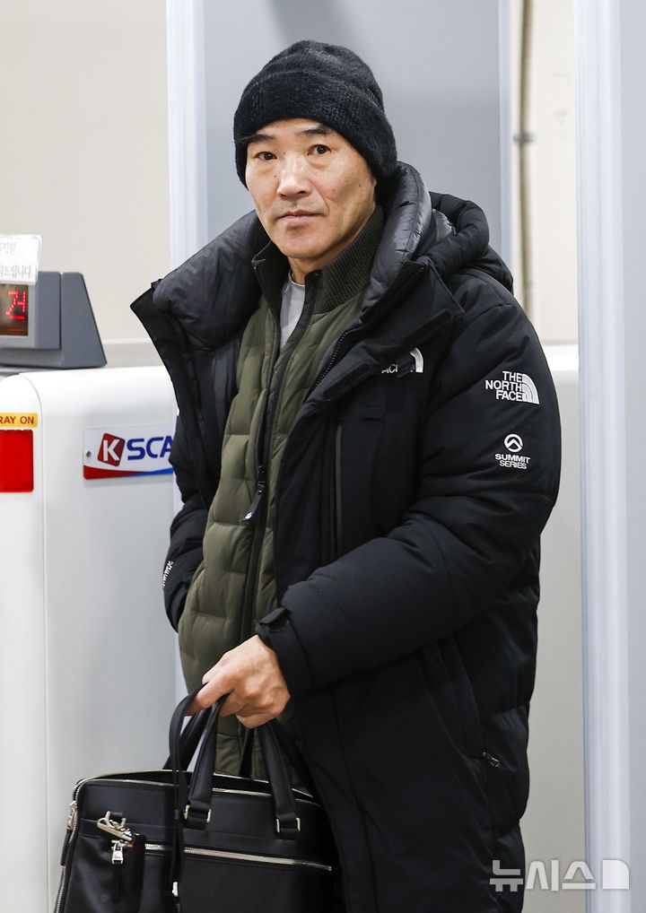 [서울=뉴시스] 정병혁 기자 = 서해 공무원 피격사건의 유가족 이래진 씨가 26일 서울 서초구 서울중앙지방법원에서 열린 '서해 공무원 피격 사건' 은폐 시도 및 '월북몰이' 사건 선고기일을 마친 뒤 법원을 나서고 있다. 이날 서울중앙지법 형사합의25부(부장판사 지귀연)는 26일 서훈 전 청와대 안보실장, 박지원 더불어민주당 의원(전 국가정보원장), 서욱 전 국방부 장관, 김홍희 전 해양경찰청장, 노은채 전 국정원장 비서실장에게 무죄를 선고했다.2025.12.26. jhope@newsis.com