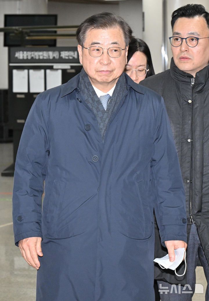 [서울=뉴시스] 정병혁 기자 = '서해 공무원 피격 사건' 은폐 시도 및 '월북몰이' 혐의로 재판에 넘겨진 서훈 전 국가안보실장이 선고기일을 마친 뒤 법원을 나서고 있다.이날 서울중앙지법 형사합의25부(부장판사 지귀연)는 26일 서훈 전 청와대 안보실장, 박지원 전 국가정보원장, 서욱 전 국방부 장관, 김홍희 전 해양경찰청장, 노은채 전 국정원장 비서실장에게 무죄를 선고했다. (공동취재)  2025.12.26. photo@newsis.com