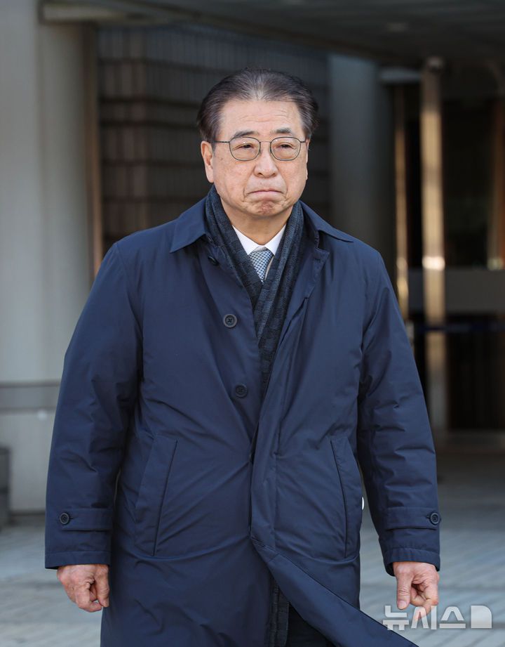 [서울=뉴시스] 정병혁 기자 = '서해 공무원 피격 사건' 은폐 시도 및 '월북몰이' 혐의로 재판에 넘겨진 서훈 전 국가안보실장이 선고기일을 마친 뒤 법원을 나서고 있다.이날 서울중앙지법 형사합의25부(부장판사 지귀연)는 26일 서훈 전 청와대 안보실장, 박지원 전 국가정보원장, 서욱 전 국방부 장관, 김홍희 전 해양경찰청장, 노은채 전 국정원장 비서실장에게 무죄를 선고했다. (공동취재)  2025.12.26. photo@newsis.com