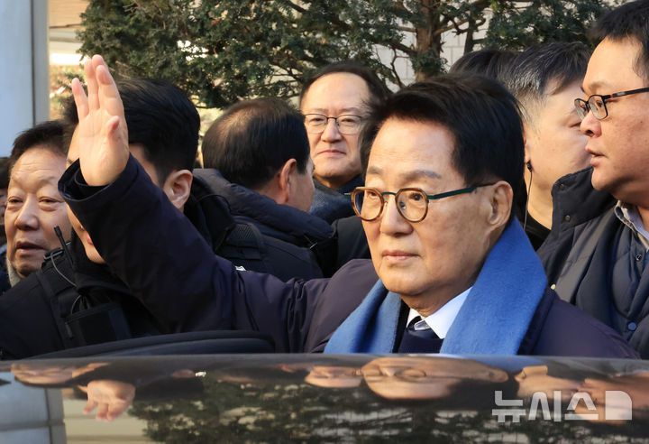 [서울=뉴시스] 정병혁 기자 = '서해 공무원 피격 사건' 은폐 시도 및 '월북몰이' 혐의로 재판에 넘겨진 박지원 전 국가정보원장이 26일 서울 서초구 서울중앙지방법원에서 선고기일을 마친 뒤 법원을 나서고 있다.이날 서울중앙지법 형사합의25부(부장판사 지귀연)는 26일 서훈 전 청와대 안보실장, 박지원 전 국가정보원장, 서욱 전 국방부 장관, 김홍희 전 해양경찰청장, 노은채 전 국정원장 비서실장에게 무죄를 선고했다. (공동취재)  2025.12.26. photo@newsis.com