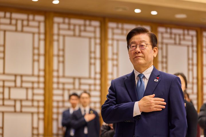 [서울=뉴시스] 최동준 기자 = 이재명 대통령이 26일 서울 용산 대통령실에서 열린 위험직무 순직 유가족 초청 오찬에서 국민의례를 하고 있다. (사진=대통령실 제공) 2025.12.26. photo@newsis.com *재판매 및 DB 금지