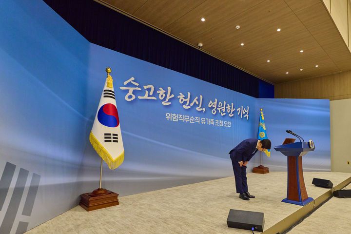 [서울=뉴시스] 최동준 기자 = 이재명 대통령이 26일 서울 용산 대통령실에서 열린 위험직무 순직 유가족 초청 오찬에서 인사하고 있다. (사진=대통령실 제공) 2025.12.26. photo@newsis.com *재판매 및 DB 금지