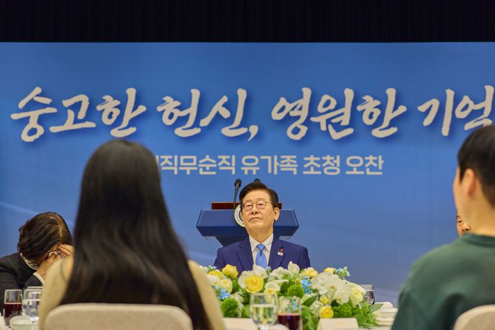 [서울=뉴시스] 최동준 기자 = 이재명 대통령이 26일 서울 용산 대통령실에서 위험직무 순직 유가족 초청 오찬을 하고 있다. (사진=대통령실 제공) 2025.12.26. photo@newsis.com *재판매 및 DB 금지