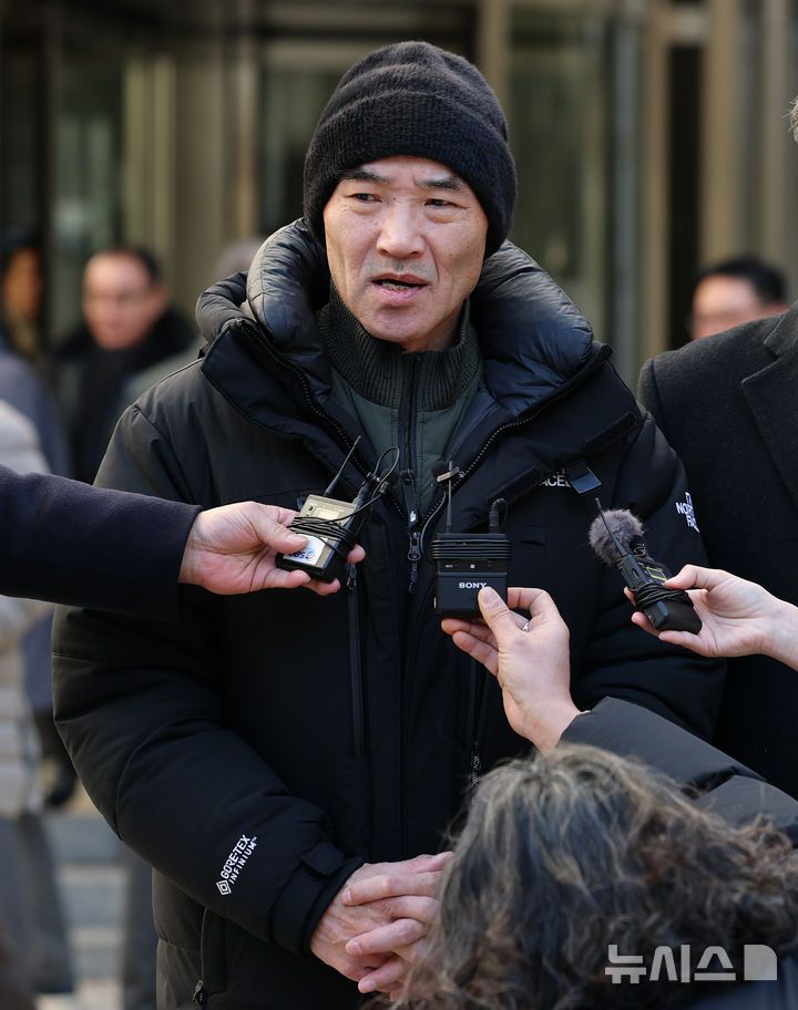 [서울=뉴시스] 정병혁 기자 = ‘서해 공무원 피격 사건’ 해양수산부 공무원 故이대준 씨의 친형 이래진 씨가 26일 서울 서초구 중앙지방법원에서 열린 1심 선고 공판을 마친 후 굳은 얼굴로 취재진 질문에 답하고 있다.이날 서울중앙지법 형사합의25부(부장판사 지귀연)는 26일 서훈 전 청와대 안보실장, 박지원 전 국가정보원장, 서욱 전 국방부 장관, 김홍희 전 해양경찰청장, 노은채 전 국정원장 비서실장에게 무죄를 선고했다. (공동취재)  2025.12.26. photo@newsis.com