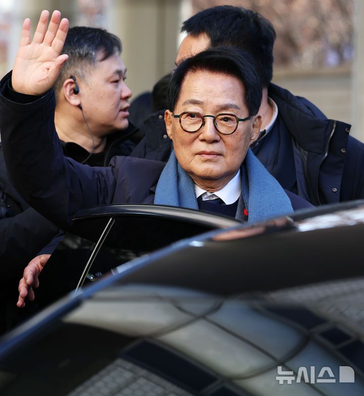 [서울=뉴시스] 정병혁 기자 = '서해 공무원 피격 사건' 은폐 시도 및 '월북몰이' 혐의로 재판에 넘겨진 박지원 전 국가정보원장이 26일 서울 서초구 서울중앙지방법원에서 열린 선고공판을 마친 뒤 발언하고 있다.이날 서울중앙지법 형사합의25부(부장판사 지귀연)는 26일 서훈 전 청와대 안보실장, 박지원 전 국가정보원장, 서욱 전 국방부 장관, 김홍희 전 해양경찰청장, 노은채 전 국정원장 비서실장에게 무죄를 선고했다. (공동취재)  2025.12.26. photo@newsis.com