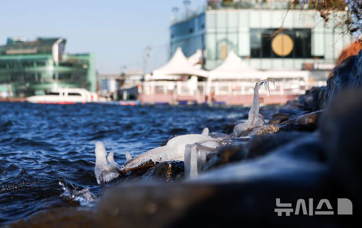 [서울=뉴시스] 김선웅 기자 = 서울 최저기온이 -12도를 기록하며 올해 첫 한파주의보가 발효된 26일 서울 서초구 반포동 한강변에 얼음이 얼어있다. 2025.12.26. mangusta@newsis.com