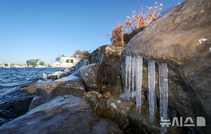 [서울=뉴시스] 김선웅 기자 = 서울 최저기온이 -12도를 기록하며 올해 첫 한파주의보가 발효된 26일 서울 서초구 반포동 한강변에 고드름이 얼어있다. 2025.12.26. mangusta@newsis.com