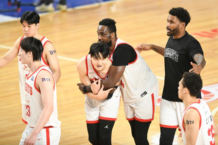 [서울=뉴시스] 프로농구 서울 SK의 안영준과 자밀 워니. (사진=KBL 제공) *재판매 및 DB 금지