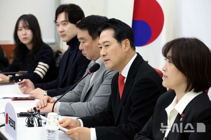 [서울=뉴시스] 조성봉 기자 = 장동혁 국민의힘 대표가 28일 오전 서울 여의도 국회에서 열린 현안 관련 기자간담회에서 발언을 하고 있다. 2025.12.28. suncho21@newsis.com