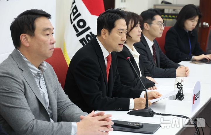 [서울=뉴시스] 조성봉 기자 = 장동혁 국민의힘 대표가 28일 오전 서울 여의도 국회에서 열린 현안 관련 기자간담회에서 발언을 하고 있다. 2025.12.28. suncho21@newsis.com