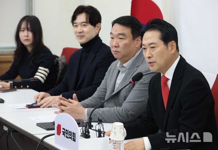 [서울=뉴시스] 조성봉 기자 = 장동혁 국민의힘 대표가 28일 오전 서울 여의도 국회에서 열린 현안 관련 기자간담회에서 발언을 하고 있다. 2025.12.28. suncho21@newsis.com