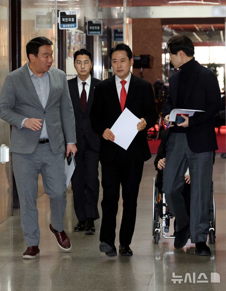 [서울=뉴시스] 조성봉 기자 = 장동혁 국민의힘 대표가 28일 오전 서울 여의도 국회에서 열린 현안 관련 기자간담회에 참석하고 있다. 2025.12.28. suncho21@newsis.com