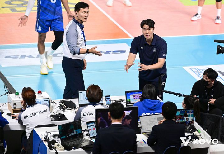 [서울=뉴시스] 남자 프로배구 삼성화재의 고준용 감독대행이 26일 대전충무체육관에서 열린 진에어 2025~2026 V-리그 남자부 OK저축은행과의 경기에서 심판 판정에 대해 항의하고 있다. (사진=KOVO 제공) 2025.12.26.