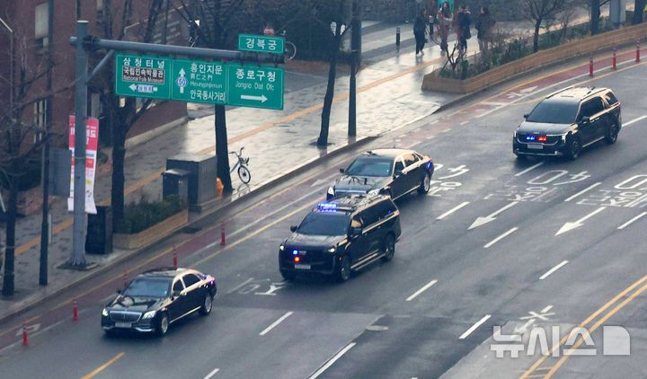[서울=뉴시스] 추상철 기자 = 대통령의 청와대 업무가 시작된 29일 오전 서울 종로구 경복궁 인근에서 이재명 대통령이 탑승한 차량이 청와대로 향하고 있다. 2025.12.29. scchoo@newsis.com