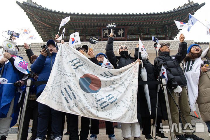 [서울=뉴시스] 최동준 기자 = 이재명 대통령이 청와대에서 집무를 시작하는 29일 청와대 앞에서 이 대통령 지지자들이 첫 출근을 응원하고 있다.대통령의 청와대 복귀는 2022년 5월 이후 3년 7개월 만이다. (청와대통신사진기자단) 2025.12.29. photocdj@newsis.com
