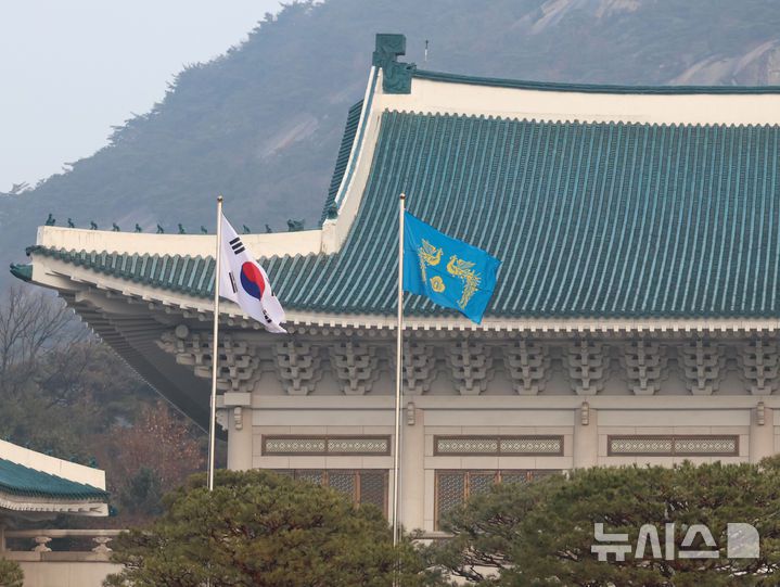 [서울=뉴시스] 최동준 기자 = 이재명 대통령이 청와대에서 집무를 시작하는 29일 청와대 본관 앞에 봉황기가 게양되어 있다.대통령의 청와대 복귀는 2022년 5월 이후 3년 7개월 만이다. (청와대통신사진기자단) 2025.12.29. photocdj@newsis.com