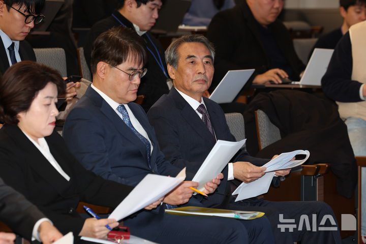 [서울=뉴시스] 조성우 기자 = 민중기 특별검사가 29일 오전 서울 종로구 KT 광화문빌딩 웨스트에서 김건희 여사의 각종 의혹 관련 최종 수사 결과 발표 브리핑을 하기 전 자리하고 있다. 2025.12.29. xconfind@newsis.com