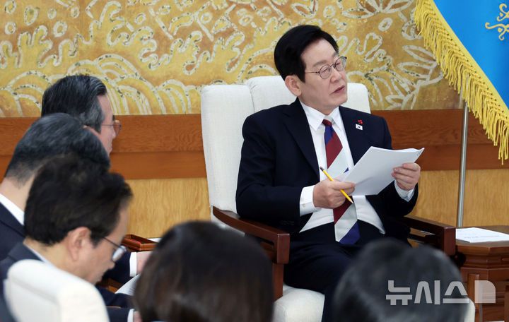 [서울=뉴시스] 최동준 기자 = 이재명 대통령이 29일 청와대 본관에서 김용범 정책실장 등 참모진과 차담회를 하고 있다. (청와대통신사진기자단) 2025.12.29. photocdj@newsis.com