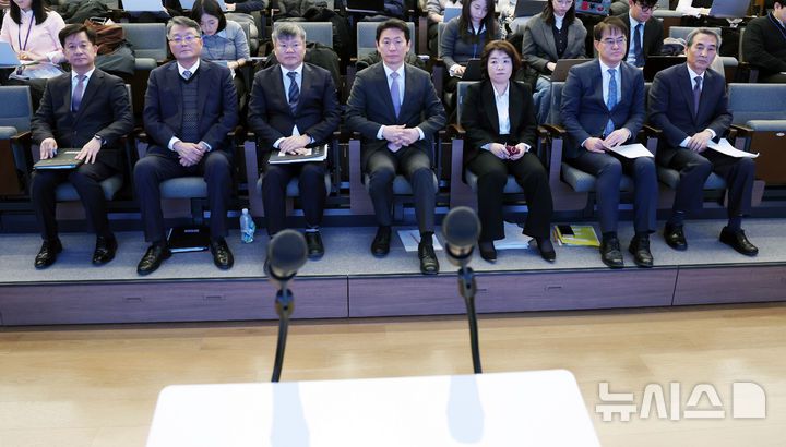 [서울=뉴시스] 조성우 기자 = 민중기(앞줄 오른쪽) 특별검사와 특검보들이 29일 오전 서울 종로구 KT 광화문빌딩 웨스트에서 열린 김건희 여사의 각종 의혹 관련 최종 수사 결과 발표 브리핑에 참석해 자리하고 있다. 오른쪽부터 민중기 특검, 김형근, 오정희, 박상진, 문홍주, 김경호, 박노수 특검보. 2025.12.29. xconfind@newsis.com