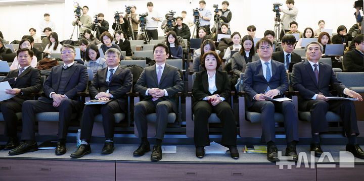 [서울=뉴시스] 조성우 기자 = 민중기(앞줄 오른쪽) 특별검사와 특검보들이 29일 오전 서울 종로구 KT 광화문빌딩 웨스트에서 열린 김건희 여사의 각종 의혹 관련 최종 수사 결과 발표 브리핑에 참석해 자리하고 있다. 오른쪽부터 민중기 특검, 김형근, 오정희, 박상진, 문홍주, 김경호, 박노수 특검보. 2025.12.29. xconfind@newsis.com