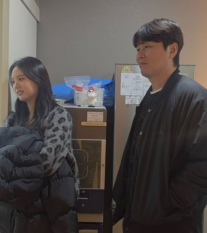 [서울=뉴시스] 이동국이 딸 이재시 양과 함께 이시안 군의 상황을 지켜보고 있는 모습. (사진=이수진 인스타그램) 2025.12.30. photo@newsis.com *재판매 및 DB 금지